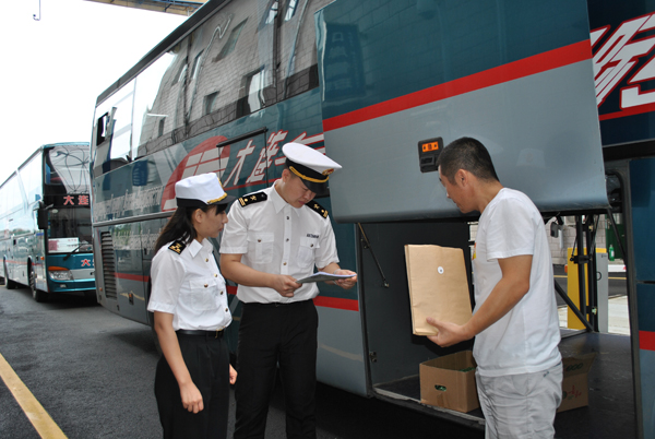 大连至海参崴国际旅游专线客车首次从珲春口岸