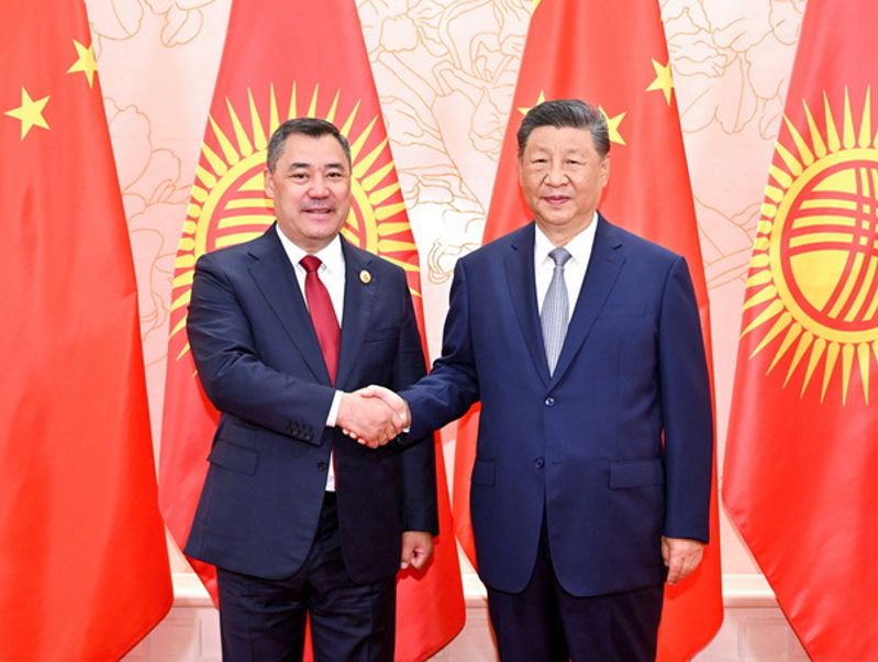 习近平会见吉尔吉斯斯坦总统扎帕罗夫