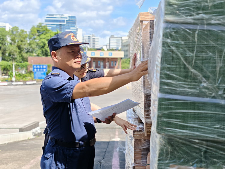凤岗海关关员在凤岗车检场对跨境电商货物进行查验